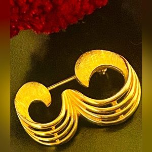Vintage Signed Coro Gold Open Swirl Brooch